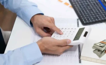 Which is better, hourly rate or salary? Is salary better for long-term jobs? Who earns more hourly or salary workers?