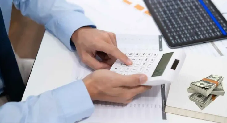 Which is better, hourly rate or salary? Is salary better for long-term jobs? Who earns more hourly or salary workers?